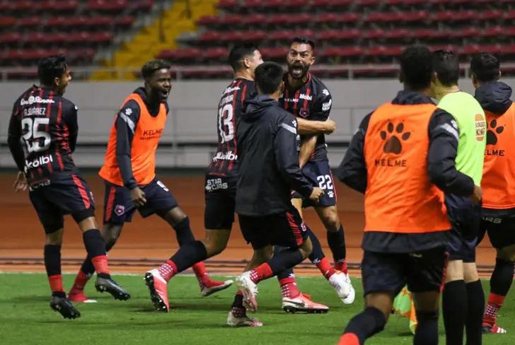 Salida del último jugador de sangre manuda, dejó abierta la capitanía.