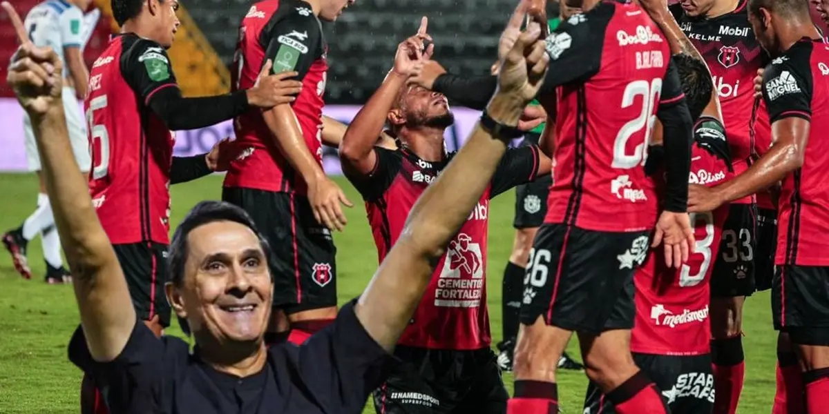 Alexandre Guimaraes celebrando con el equipo de Alajuelense atrás. Foto: LDA.