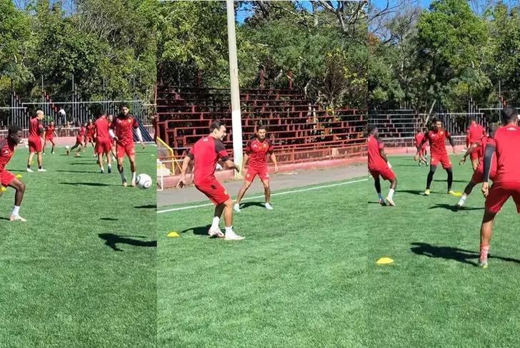 Los jugadores entrenan en su nueva cancha previo al Clausura 2024.