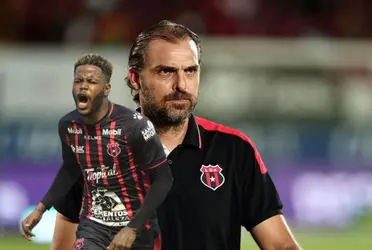 El técnico de Alajuelense se refirió a la polémica de la afición con Freddy Góndola.