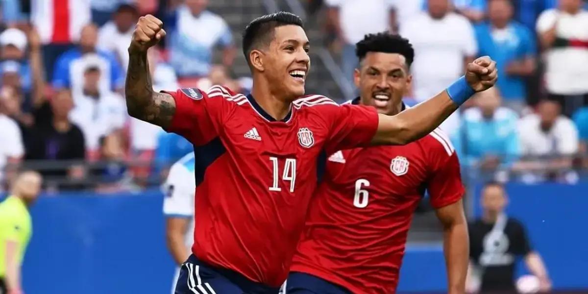 Fútbol le recompensó al jugador haber quedado fuera de Rusia 2018