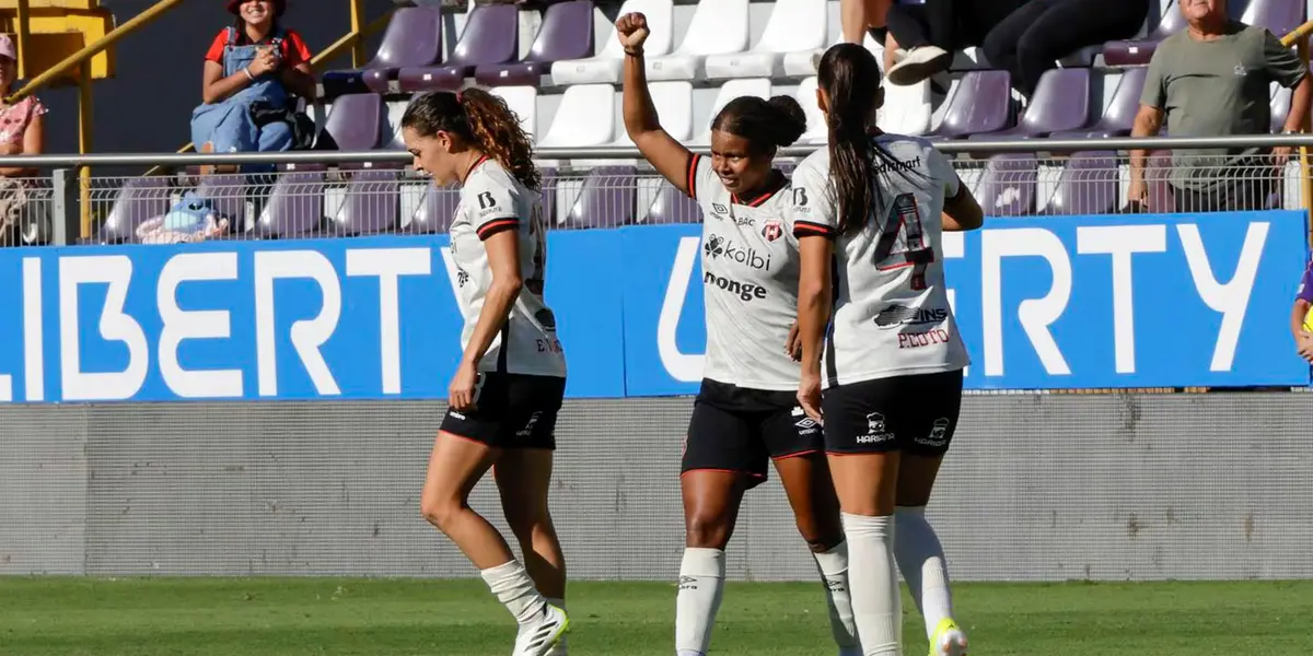 Jugadoras de Alajuelense celebrando un gol en el estadio de Saprissa. Foto: LDA.