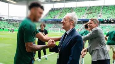 Julio Cascante saludando a Florentino Pérez. Foto: MLS.