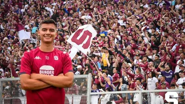 Douglas Sequeira, jugador de Saprissa, con la afición de fondo. Foto: SAP-