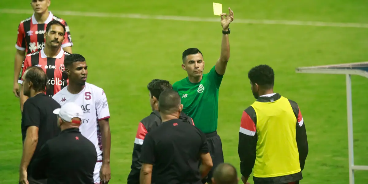 En el partido hay un quinto silbatero y en el Futbolero CR le contamos el motivo