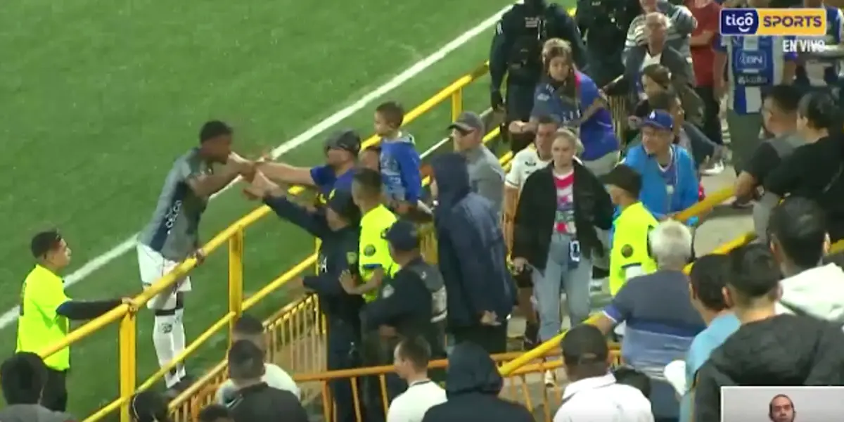 En la grabación se ve cómo la policía detiene al jugador brumoso para que no pegue al hincha