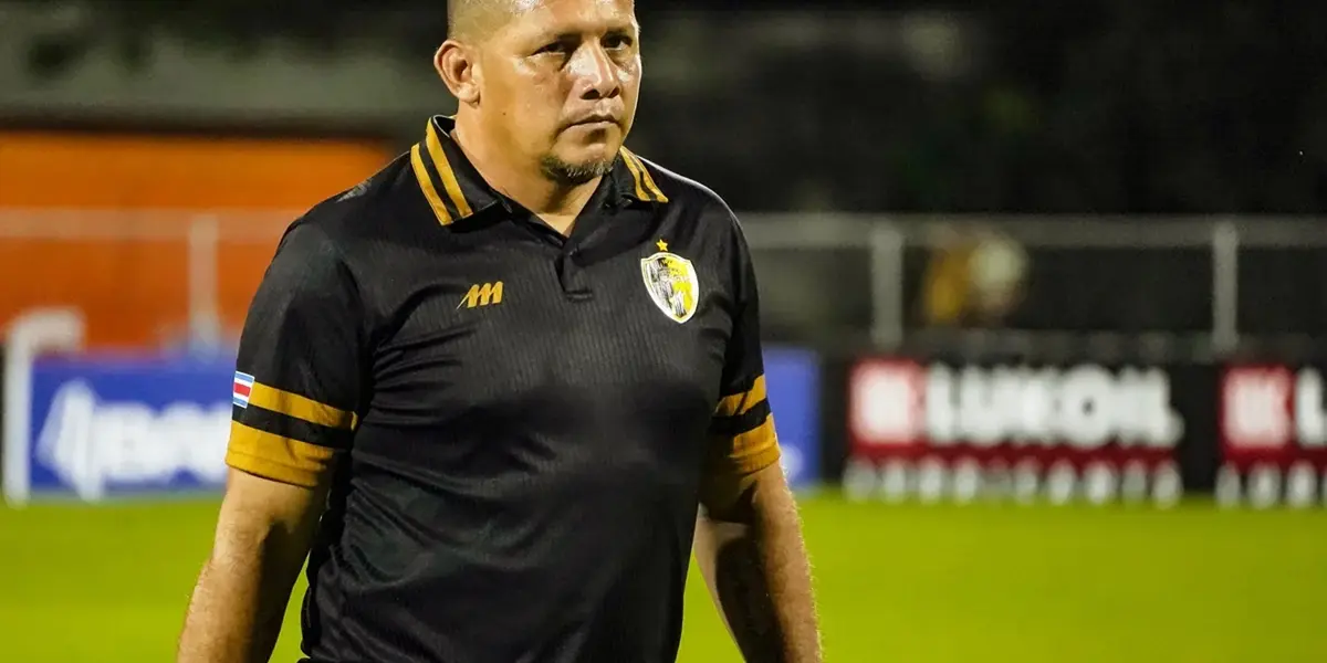 Entrenador de Liberia, rompió su protocolo por culpa del arbitraje de este miércoles