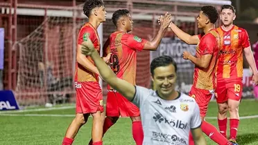 Erick Cubo Torres con los jugadores de Herediano. Foto: La Nación.