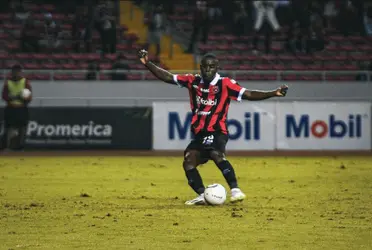 Estratega argentino y su club recibieron chiflidos en el primer partido del torneo