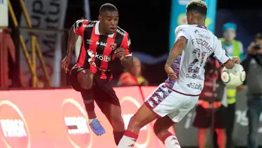 Fidel Escobar y joel Campbell en un Clásico nacional. Foto: LDA.