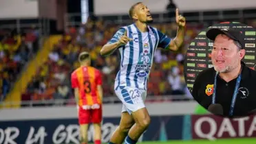 Jafet Soto con Salomón Rondón, luego de partido entre Pachuca vs. Herediano