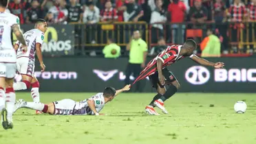 Joel Campbell mientras Joseph Mora le sujeta la camiseta. Foto: La Nación.