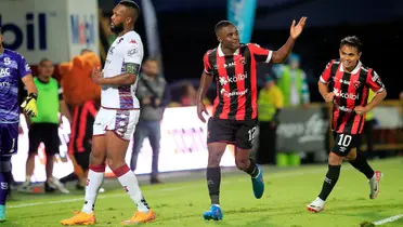 Jpel Campbell en el Clásico nacional. Foto: La Nación.