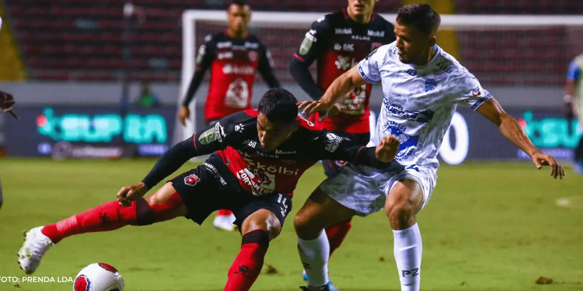 Jugador de Alajuelense contra uno de Pérez Zeledón en pleno partido. Foto: Prensa LDA.