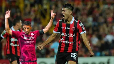 Jugador de Alajuelense fue sustituido en el clásico nacional y ahora culpan al argentino