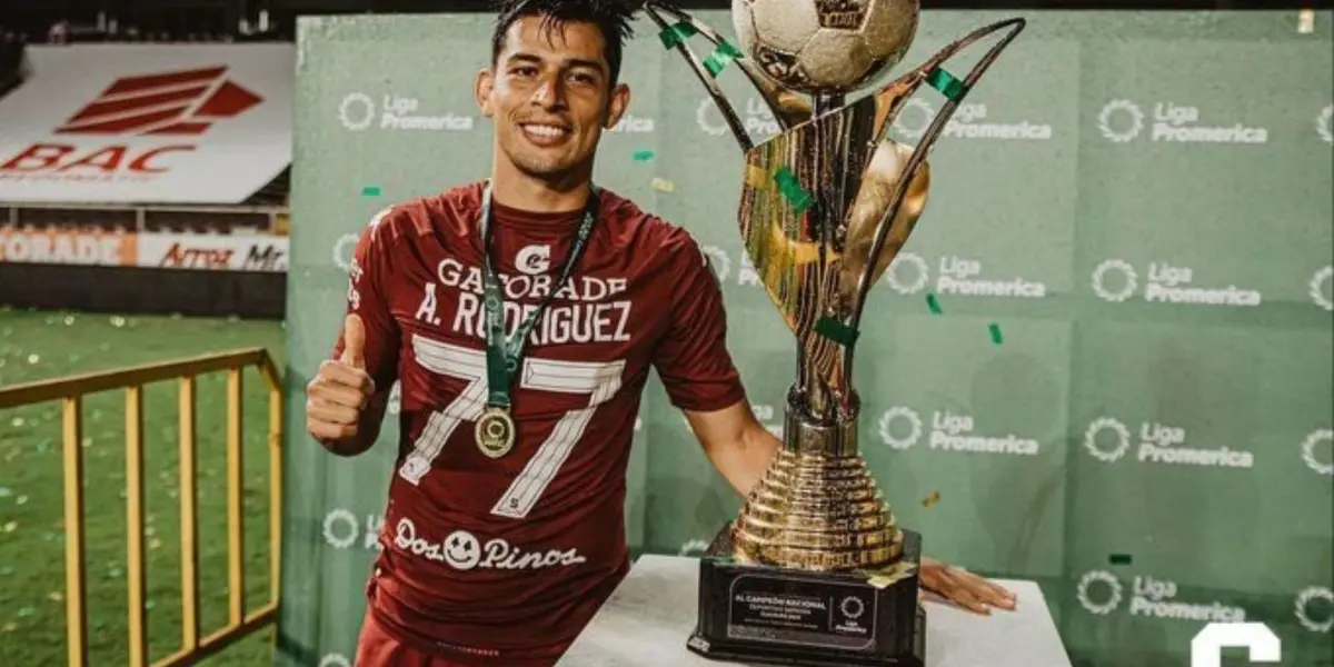 Jugador del Saprissa inmortalizó en su cuerpo la copa 39