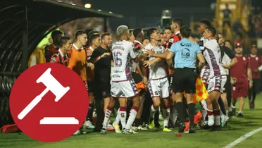 Jugadores de Alajuelense y Saprissa peleando en el Clásico. Foto: La teja.