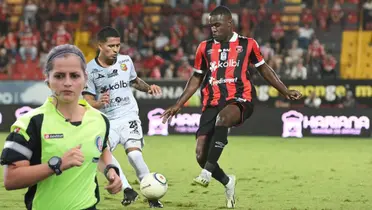 Jugadores de Herediano y Alajuelense en un encuentro. Foto: La Nación.