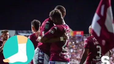 Jugadores de Saprissa dándose un abrazo. Foto: SAP: