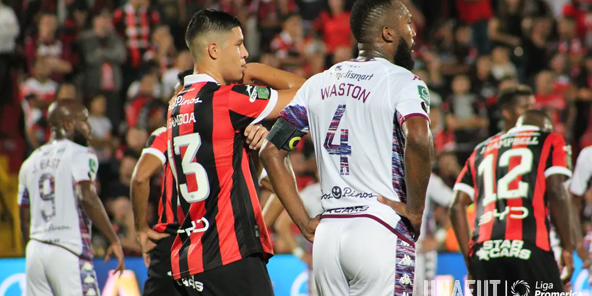 Jugadores en pleno clásico de Costa Rica. Foto: UNafut.