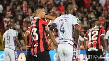 Jugadores en pleno clásico de Costa Rica. Foto: UNafut.