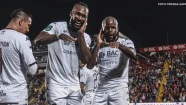 Kendall Waston celebrando con su compañero Javon Eats. Foto: Prensa Saprissa