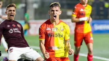 Kenneth Vargas con la camiseta de Herediano celebrando un gol. Foto: Diario Extra.