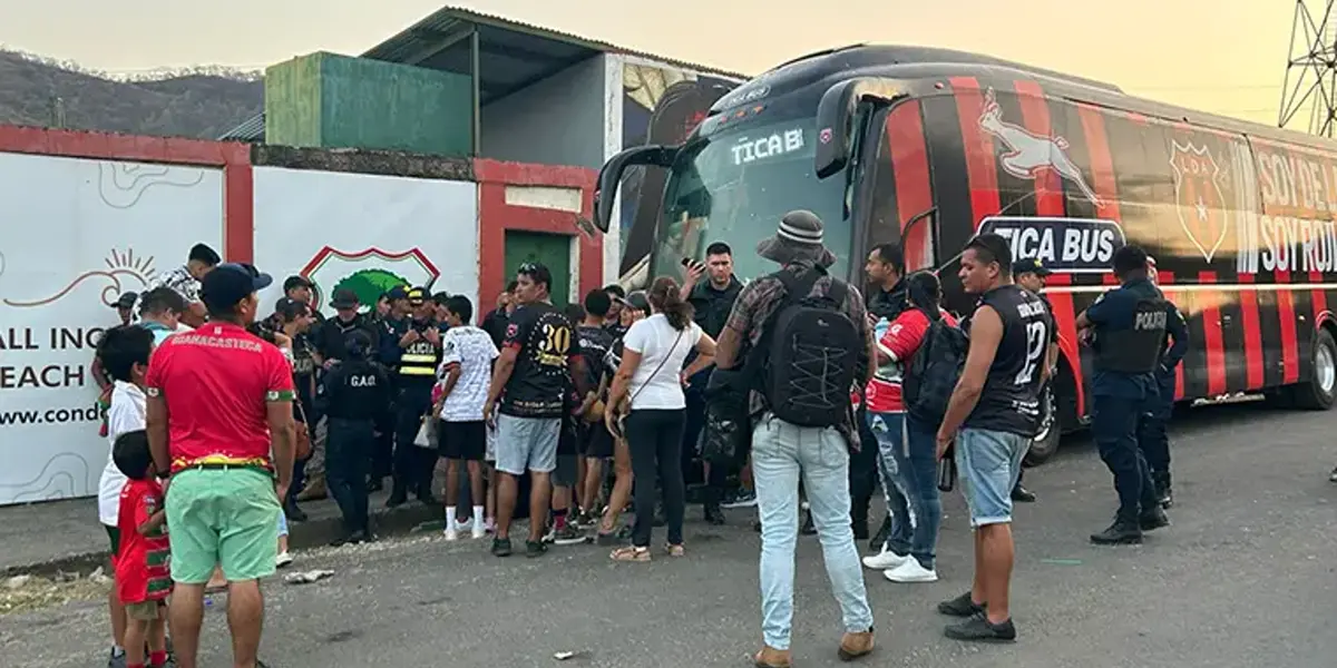 Manudos arremetieron contra el club y llenaron el autobús erizo de huevos