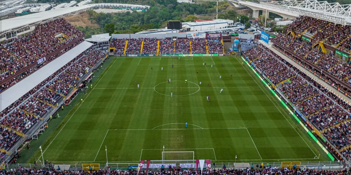 Morados cubrieron el estadio Ricardo Saprissa 