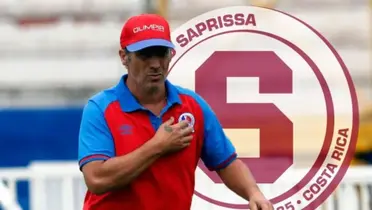 Pedro Troglio visitiendo la camiseta de Olimpia con el escudo de Saprissa atrás. Foto: Fútbol Centroamerica.