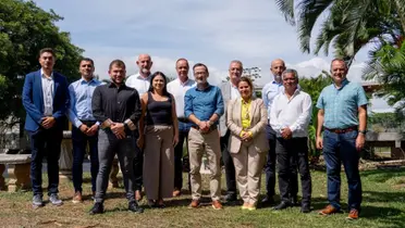 Presidentes de los clubes de la Primera División, posando con Gustavo Alfaro y Osael Maroto. Foto: Fedefútbol.