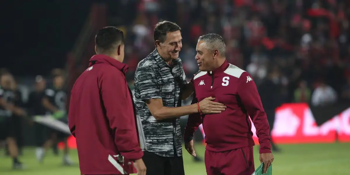 Randall Row y Alexandre Guimaraes saludándose previo al Clásico Nacional. Foto: La Teja.