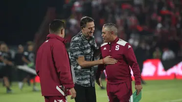 Randall Row y Alexandre Guimaraes saludándose previo al Clásico Nacional. Foto: La Teja.