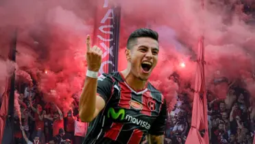 Ronald Matarrita con la camiseta de Alajuelense y la afición del club atrás. Foto: La Nación.