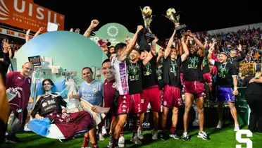 Saprissa celebrando un campeonato y al lado apoyando un morado en un momento complicado. Foto: SAP.