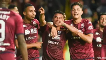 Youstin Salas celebrando con sus excompañeros de Saprissa